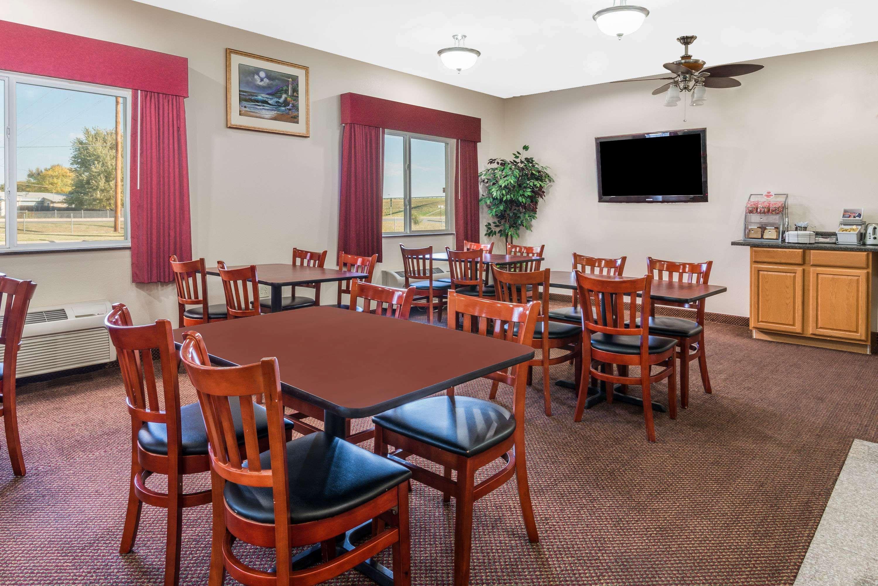 Super 8 By Wyndham Salina Hotel Exterior photo