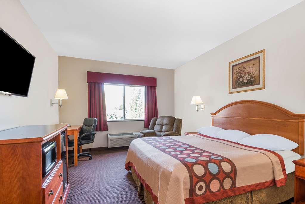 Super 8 By Wyndham Salina Hotel Room photo