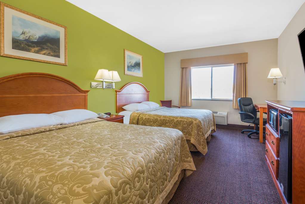 Super 8 By Wyndham Salina Hotel Room photo