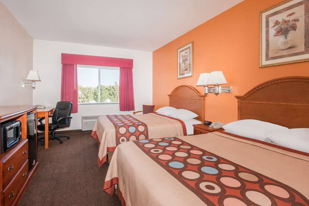 Super 8 By Wyndham Salina Hotel Room photo